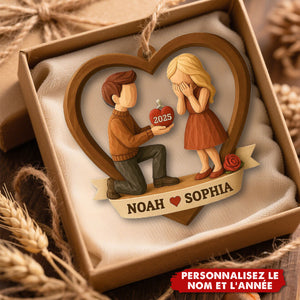 Ornement Personnalisée de Demande en Mariage – Couple dans un Cœur avec Nom & Année