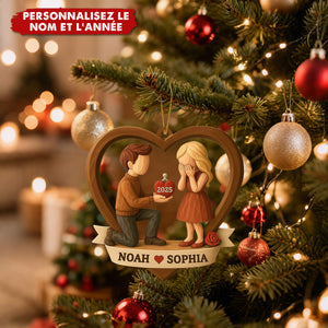 Ornement Personnalisée de Demande en Mariage – Couple dans un Cœur avec Nom & Année