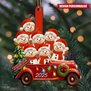 Suspension de Noël Personnalisée – Famille Bonhommes de Neige en Voiture Vintage