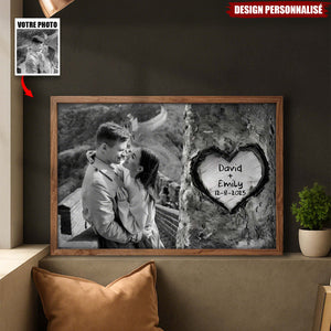 Affiche Personnalisée “Coeur Gravé” — Souvenir de Couple avec Votre Photo & Date Spéciale