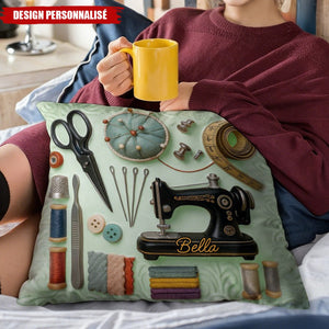 Coussin Personnalisé à Motif de Machine à Coudre et Outils — Cadeau Pour Les Passionnés de Bricolage