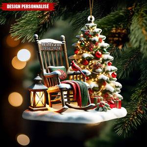 Ornement Commémoratif de Noël Personnalisé – Fauteuil à Bascule et Sapin avec Nom et Dates