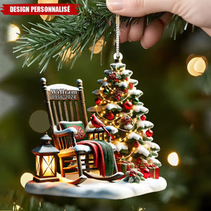 Ornement Commémoratif de Noël Personnalisé – Fauteuil à Bascule et Sapin avec Nom et Dates