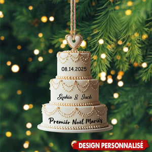 Ornement Acrylique Personnalisé en Forme de Gâteau – Premier Noël de Jeunes Mariés