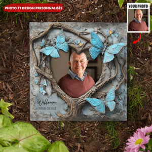 En Mémoire de Nos Êtres Chers – Pierre Commémorative Personnalisée en Forme Carrée avec Papillons Bleus