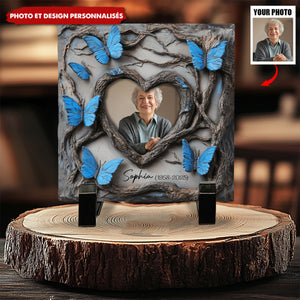 En Mémoire de Nos Êtres Chers – Pierre Commémorative Personnalisée en Forme Carrée avec Papillons Bleus