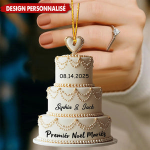 Ornement Acrylique Personnalisé en Forme de Gâteau – Premier Noël de Jeunes Mariés