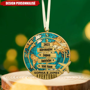 Ornement de Noël Personnalisé – Globe des Aventures 2025