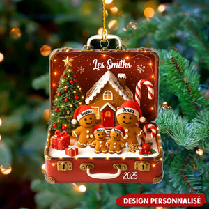 Ornement de Noël en Acrylique Personnalisé – Valise Vintage Famille Pain d’Épice