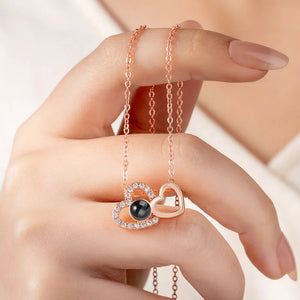 Collier Double Cœur avec Projection Photo – Cadeau Personnalisé Émotionnel