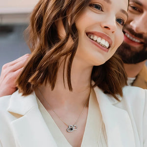 Collier Double Cœur avec Projection Photo – Cadeau Personnalisé Émotionnel