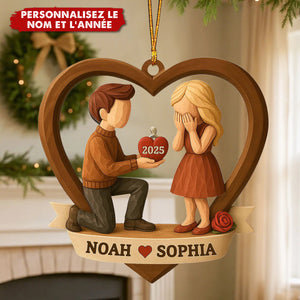 Ornement Personnalisée de Demande en Mariage – Couple dans un Cœur avec Nom & Année