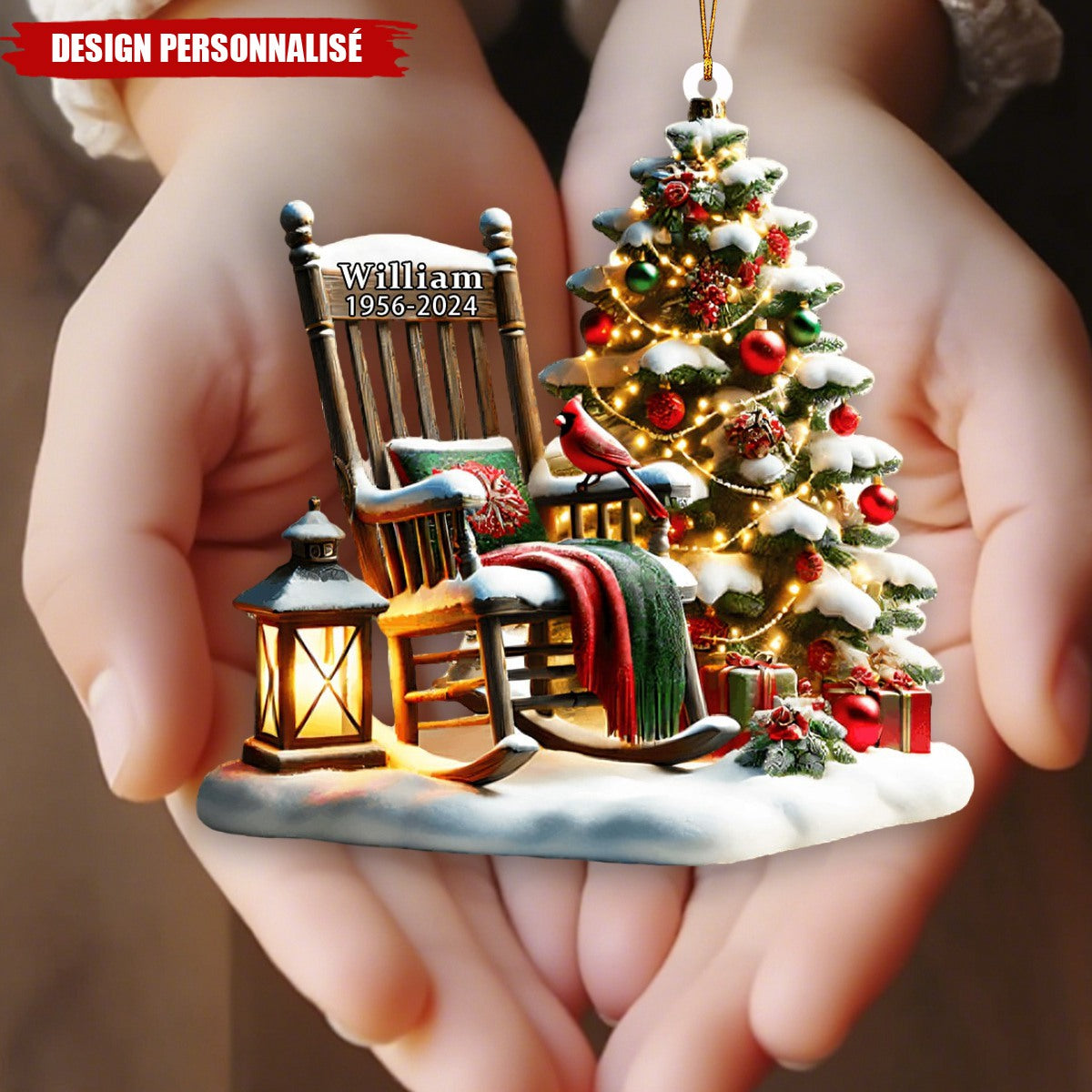 Ornement Commémoratif de Noël Personnalisé – Fauteuil à Bascule et Sapin avec Nom et Dates