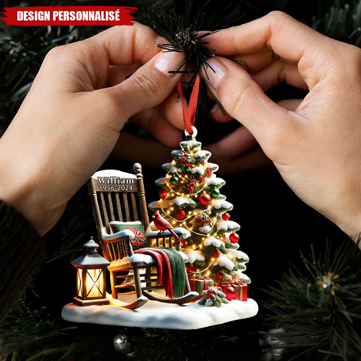 Ornement Commémoratif de Noël Personnalisé – Fauteuil à Bascule et Sapin avec Nom et Dates