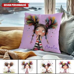 Coussin Personnalisé avec Prénom – Illustration Fille en Dessin Animé Coloré