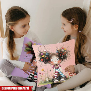 Coussin Personnalisé avec Prénom – Illustration Fille en Dessin Animé Coloré