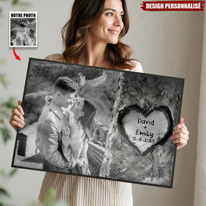 Affiche Personnalisée “Coeur Gravé” — Souvenir de Couple avec Votre Photo & Date Spéciale