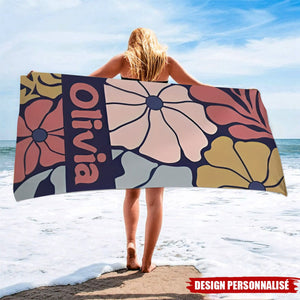 Serviette de plage personnalisée avec prénom – Design floral rétro