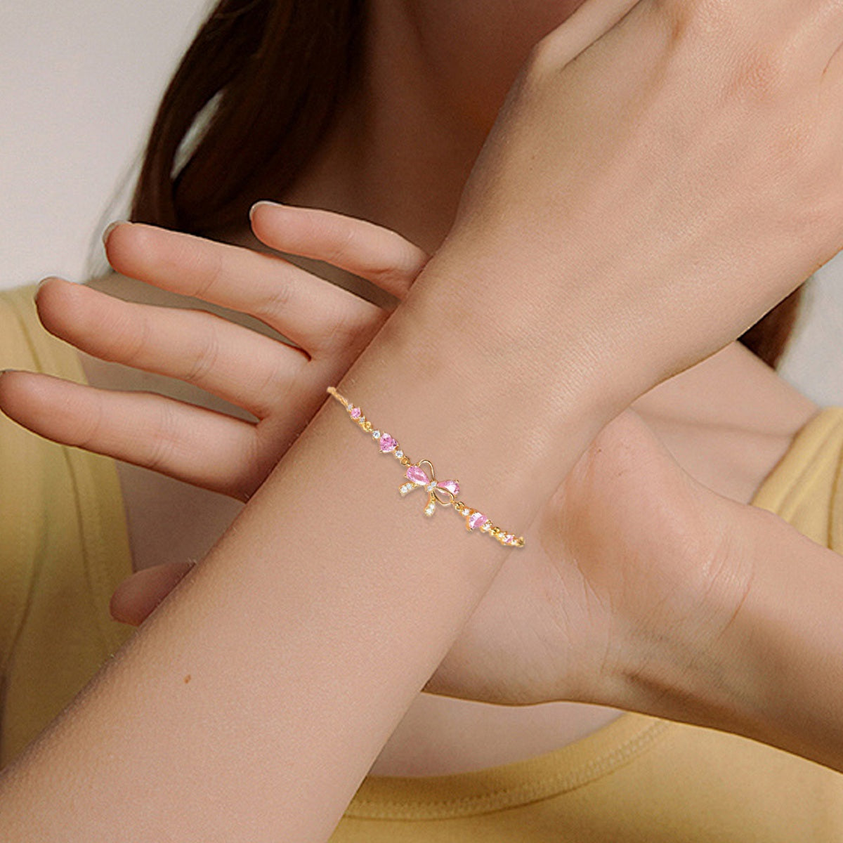 Bracelet Élégant Nœud Papillon avec Cristaux Roses – Cadeau Raffiné pour Femme