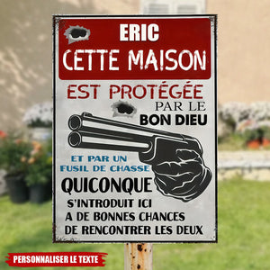Plaque Métal Personnalisée - Cette Maison Est Protégée Par Le Bon Dieu Et Un Fusil de Chasse