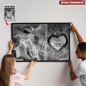 Affiche Personnalisée “Coeur Gravé” — Souvenir de Couple avec Votre Photo & Date Spéciale
