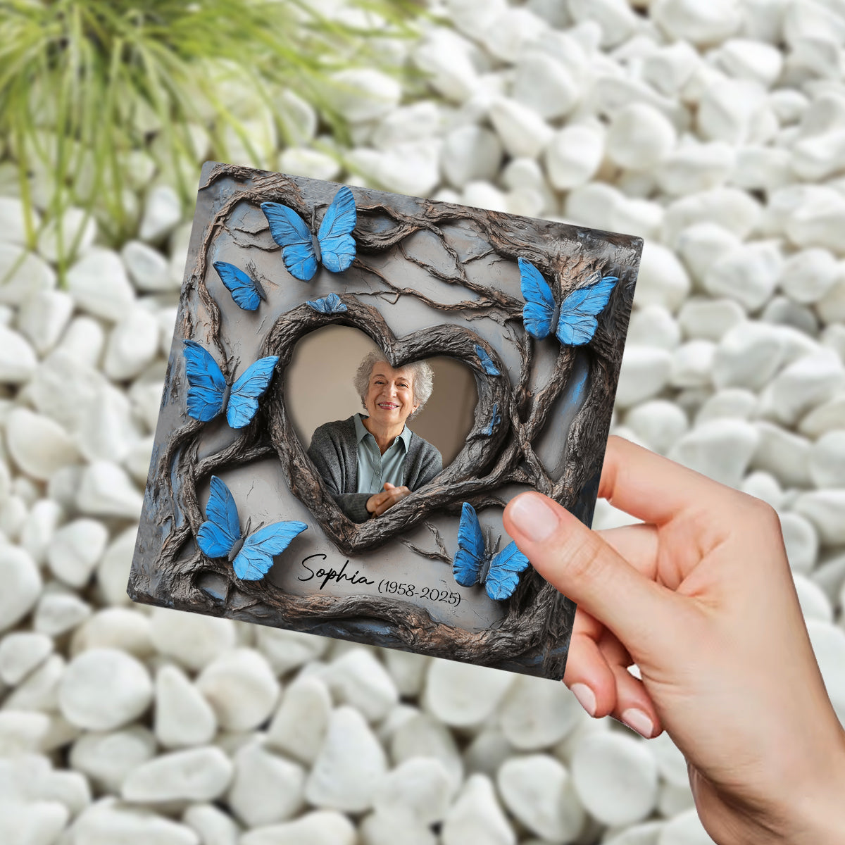 En Mémoire de Nos Êtres Chers – Pierre Commémorative Personnalisée en Forme Carrée avec Papillons Bleus