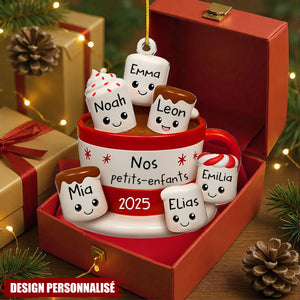 Ornement de Noël en Acrylique Personnalisé – Tasse de Chocolat Chaud avec Prénoms des Petits-Enfants