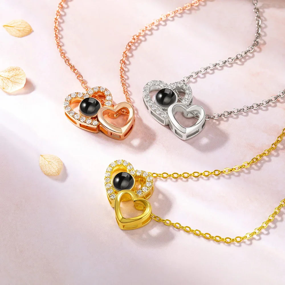 Collier Double Cœur avec Projection Photo – Cadeau Personnalisé Émotionnel