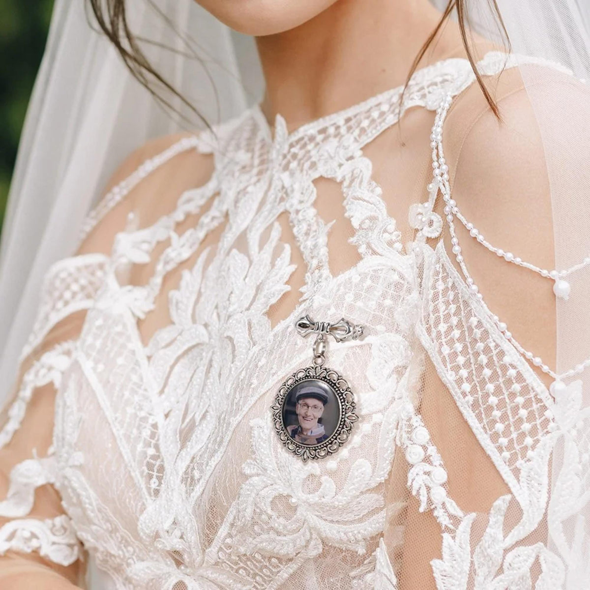 Broche Médaillon Photo Personnalisée – Souvenir Unique et Élégant