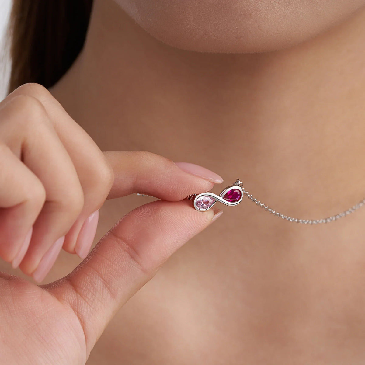 Collier Infini Personnalisé avec Pierres de Naissance – Symbole d’Amour Éternel