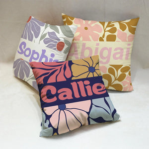 Housse de Coussin Personnalisée avec Nom – Motifs Floraux Rétro