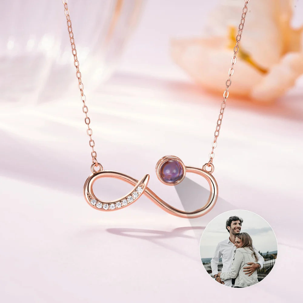 Collier Infini Personnalisé avec Photo – Symbole d’Amour Éternel et Cadeau Souvenir Unique