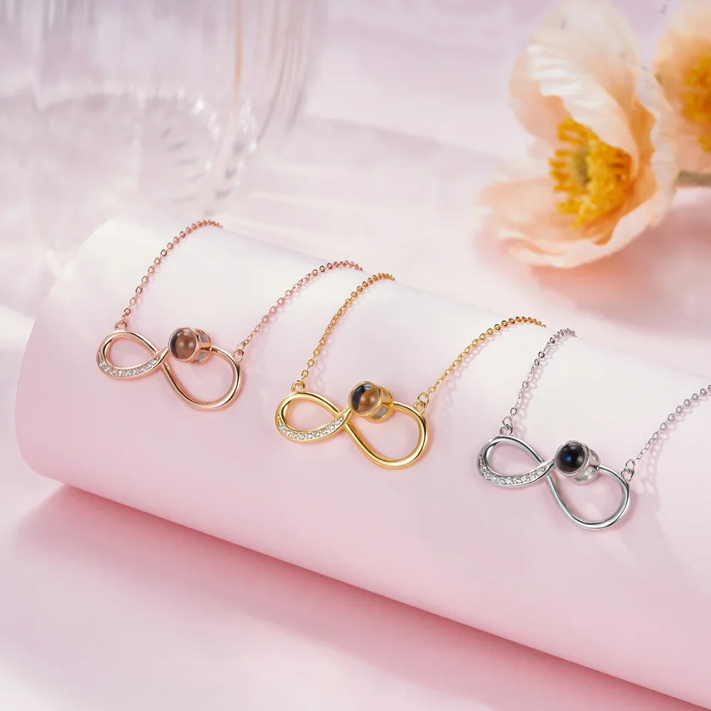 Collier Infini Personnalisé avec Photo – Symbole d’Amour Éternel et Cadeau Souvenir Unique