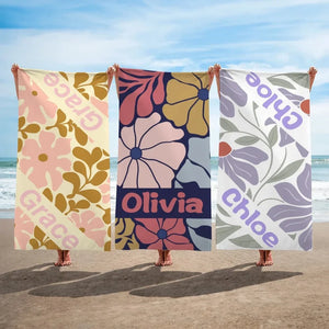 Serviette de plage personnalisée avec prénom – Design floral rétro