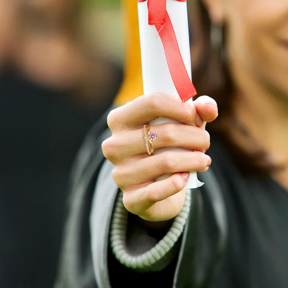 Bague Personnalisée en Zircon – Cadeau Élégant pour Diplômées et Femmes Spéciales