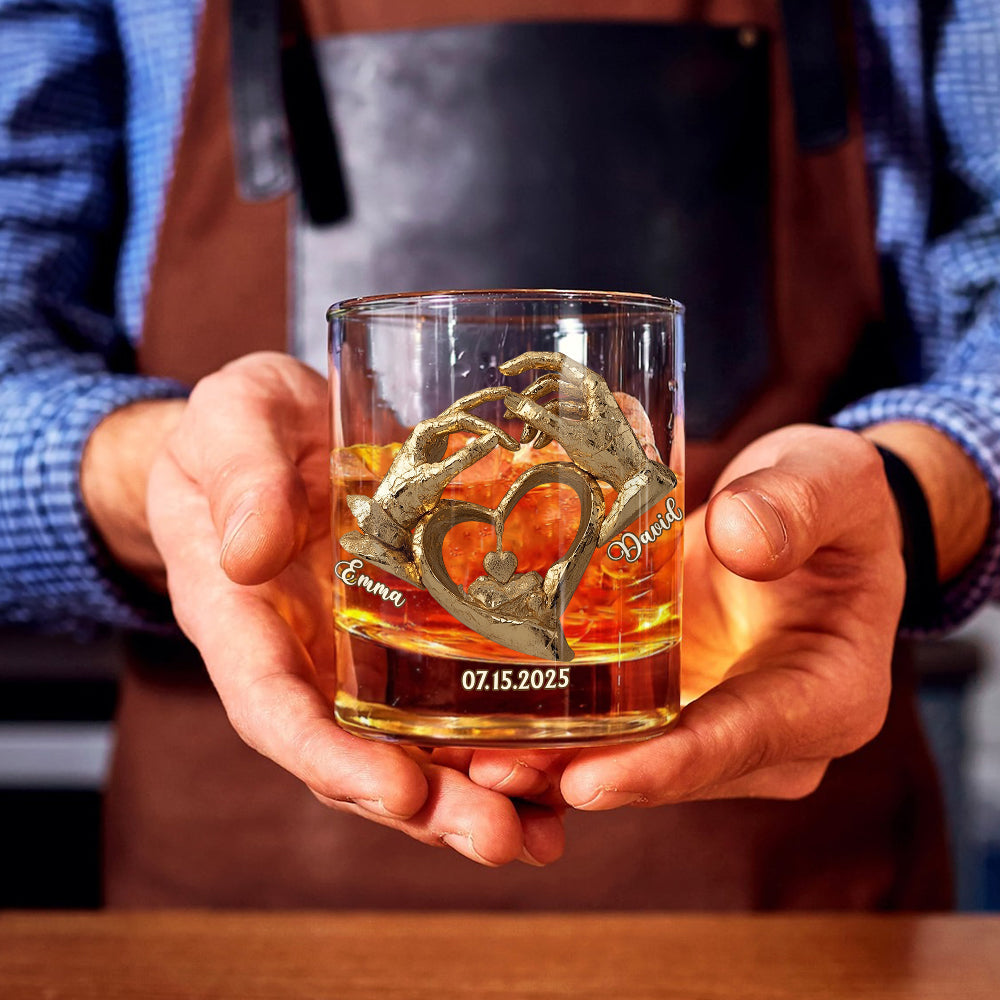 Verre à Whisky Personnalisé – Mains en Cœur & Prénoms Gravés