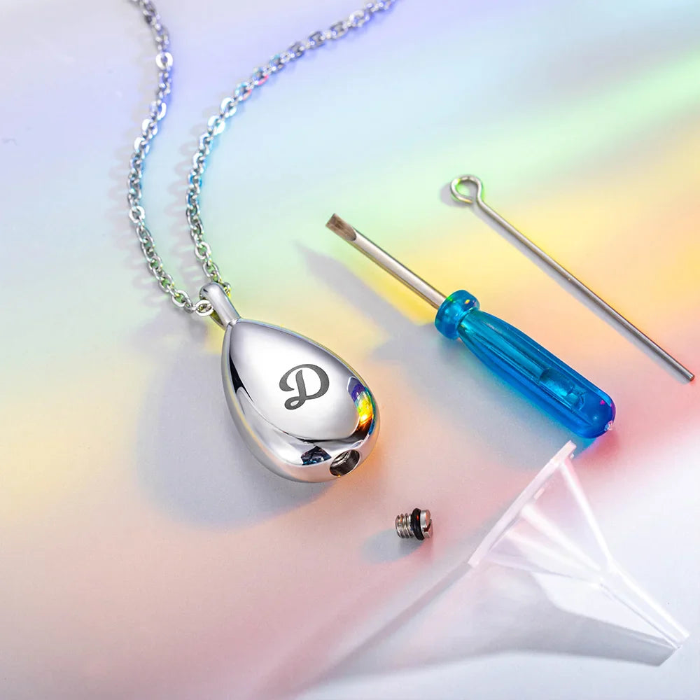 Collier Urne Funéraire Personnalisé en Forme de Petite Goutte avec Texte Gravé – Bijou Minimaliste Souvenir pour Femme